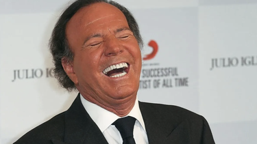 preocupa el estado de salud de julio iglesias: en silla de ruedas y con problemas de memoria