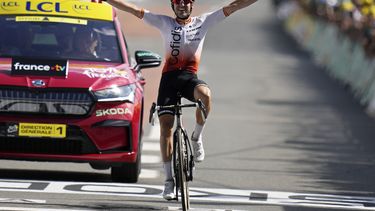 Ion Izagirre celebra su victoria en la 12da etapa del Tour de Francia, el jueves 13 de julio de 2023, en Belleville-en-Beaujolais. (AP Foto/Daniel Cole)