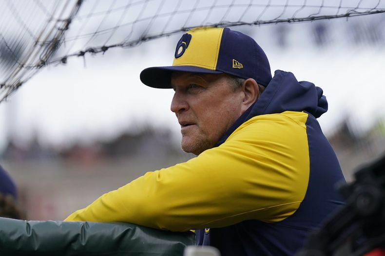 ARCHIVO - Foto del sábado 6 de mayo del 2023, el entrenador de banca de los Cerveceros de Milwaukee Pat Murphy en el encuentro ante los Gigantes de San Francisco. El miércoles 15 de noviembre del 2023, nombran a Murphy como nuevo mánager en sustitución de Greg Counsell. (AP Foto/Jeff Chiu, Archivo)