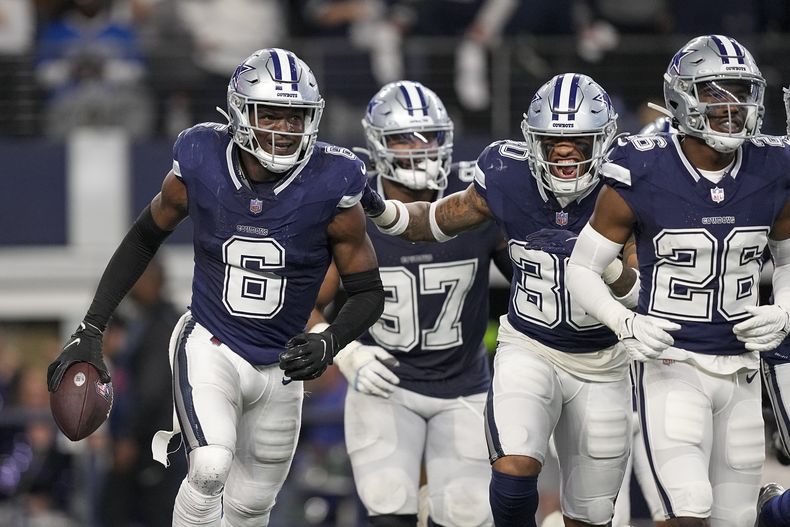 El safety de los Cowboys de Dallas Donovan Wilson sostiene el balón tras interceptar un pase del quarterback de los Lions de Detroit Jared Goff en el encuentro del sábado 30 de diciembre del 2023. (AP Foto/Sam Hodde)