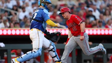 El receptor de los Angelinos de Los Ángeles, Tyler Heineman, anota tras un elevado de sacrificio bateado por Vaughn Grissom mientras el receptor de los Mellizos de Minnesota, Ryan Jeffers, intenta fildear la pelota durante la quinta entrada de un partido de béisbol, el viernes 10 de julio de 2026, en Minneapolis. (Foto AP/Matt Krohn)