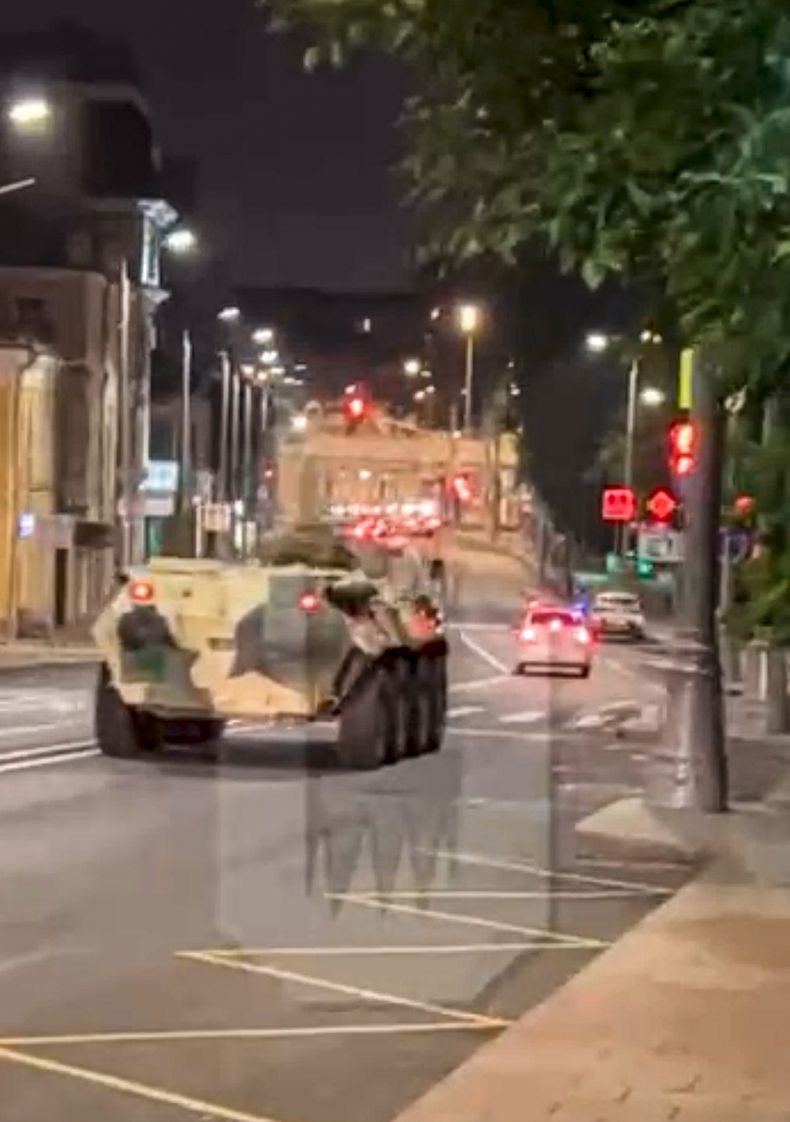 Esta imagen tomada de un video proporcionado por Ostorozhno Novosti, el sábado 24 de junio de 2023, muestra un vehículo militar en una calle de Moscú. (Ostorozhno Novosti vía AP)