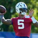 El quarterback de los Colts de Indianápolis, Anthony Richardson Sr. (5), hace un lanzamiento durante la práctica en el campamento de entrenamiento del equipo de fútbol americano en Westfield, Indiana, el jueves 30 de julio de 2026. (Foto AP/Michael Conroy)