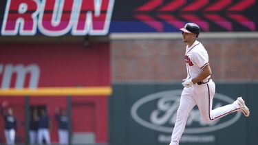 Matt Olson (28) de los Bravos de Atlanta recorre las bases tras batear un jonrón ante los Mellizos de Minnesota, el miércoles 28 de junio de 2023. (AP Foto/Brynn Anderson)