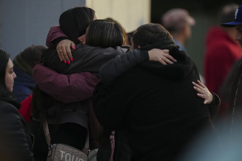 Familiares de un trabajador fallecido en un derrumbe en la mina de cobre El Teniente se abrazan frente a las oficinas de la empresa Codelco, que opera la mina, el sábado 2 de agosto de 2025, en Rancagua, Chile. (AP Foto/Esteban Félix)