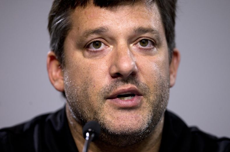 El piloto de NASCAR, Tony Stewart, habla en una conferencia de prensa el viernes, 29 de agosto de 2014, en Hampton, Georgia. (AP Photo/John Bazemore)