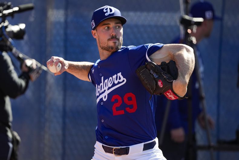 ARCHIVO - El lanzador de los Dodgers de Los Ángeles, Michael Grove (29), lanza durante una práctica de béisbol de entrenamiento de primavera, el 15 de febrero de 2025, en Phoenix. (AP Foto/Ashley Landis, Archivo)