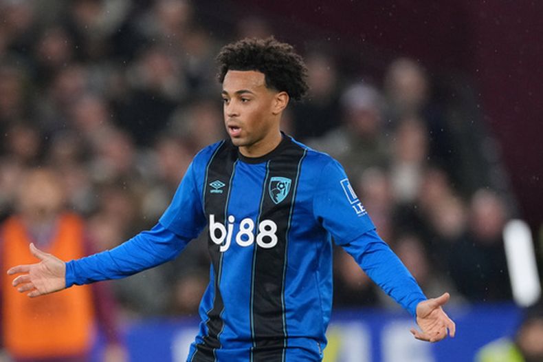 ARCHIVO - El volante estadounidense Tyler Adams durante el partido de su club Bournemouth contra West Ham en la Liga Premier, el sábado 21 de febrero de 2026. (AP Foto/Dave Shopland)