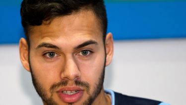 americateve | El jugador del club Stuttgarter Kickers, Daniel Engelbrecht, habla en una conferencia de prensa el 13 de noviembre de 2014 en Stuttgart, Alemania. Engelbrecht juega con un desfibrilador tras sufrir un problema card&iacute;aco.  (AP Photo/dpa, Inga Kjer)