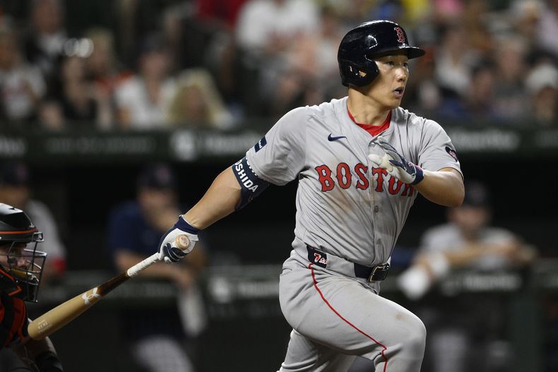 Masataka Yoshida, de los Medias Rojas de Boston, conecta un sencillo en el juego del viernes 16 de agosto de 2024, ante los Orioles de Baltimore (AP Foto/Nick Wass)