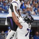 Zay Flowers, arriba, receptor abierto de los Ravens de Baltimore, celebra su touchdown con Olaivavega Ioane durante la primera mitad del partido de la NFL contra los Colts de Indianápolis, el domingo 13 de septiembre de 2026, en Indianápolis. (AP Foto/Jeff Roberson)