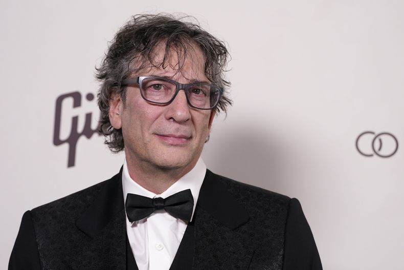 ARCHIVO - Neil Gaiman llega a la Gala Art of Elysium Heaven el 6 de enero de 2024 en el Wiltern Theatre de Los Ángeles. (Foto Jordan Strauss/Invision/AP, archivo)