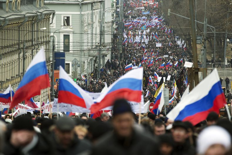 M&aacute;s de 10.000 manifestantes con banderas rusas marcharon en el centro de Mosc&uacute; el domingo 2 de marzo de 2014 para expresar apoyo a su gobieno ante los recientes acontecimientos en la relaci&oacute;n con Ucrania. (Foto AP/Pavel Golovkin)