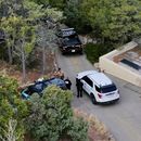 Policías afuera del hogar del actor Gene Hackman el jueves 27 de febrero de 2025 en Santa Fe, Nuevo México. Hackman, su esposa Betsy Arakawa y su perro fueron encontrados muertos en la propiedad un día antes. (AP Foto/Roberto Rosales)