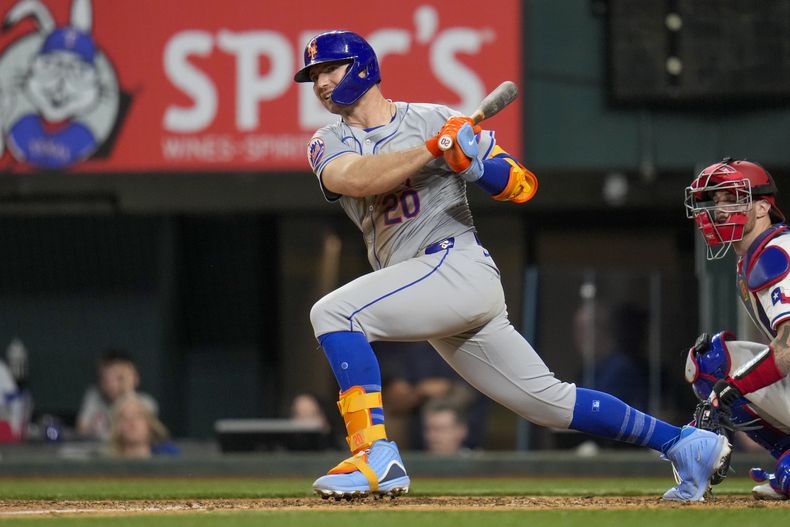 Pete Alonso, de los Mets de Nueva York, conecta un doble productor en el juego del martes 18 de junio de 2024, ante los Rangers de Texas (AP Foto/Julio Cortez)