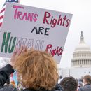 ARCHIVO - Un grupo de personas asiste a una concentración en el marco del Día de la Visibilidad Transgénero, el viernes 31 de marzo de 2023, junto al Capitolio en Washington. (AP foto/Jacquelyn Martin, archivo)