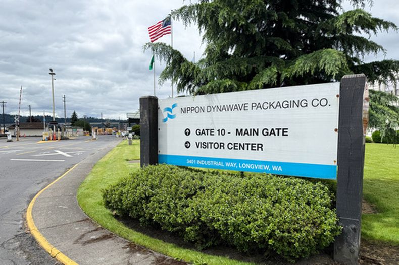 Exterior de la planta procesadora de papel Nippon Dynawave Packaging Co., tras la implosión de un tanque químico, el martes 26 de mayo de 2026, en Longview, Washington. (Foto AP/Claire Rush)