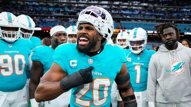 Jordyn Brooks, linebacker de los Dolphins de Miami, habla en un calentamiento previo al partido ante los Commanders de Washington en Madrid, el 16 de noviembre de 2025 (AP Foto/Manu Fernández, archivo)