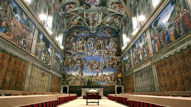 ARCHIVO - Mesas y sillas alineadas en la Capilla Sixtina, en el Vaticano, preparadas para el cónclave, el 16 de abril de 2005. (AP Foto/Pier Paolo Cito, Archivo)
