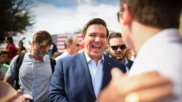 desantis propone aumento salarial a maestro de la florida