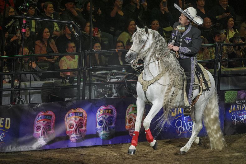 Pepe Aguilar monta a caballo en su espectáculo Jaripeo hasta los huesos tour 2024 en el Honda Center en Anaheim, California, el viernes 29 de marzo de 2024. El espectáculo rinde homenaje al Día de Muertos, una conocida celebración mexicana. (Foto AP/Damian Dovarganes)