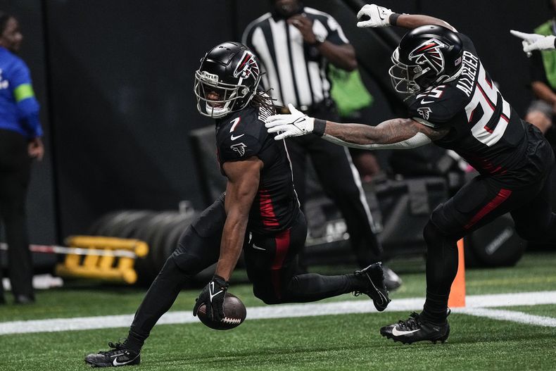 El corredor de los Falcons de Atlanta Bijan Robinson corre hacia la zona de anotación para anotar en el encuentro ante los Panthers de Carolina el domingo 10 de septiembre del 2023. (AP Foto/John Bazemore)