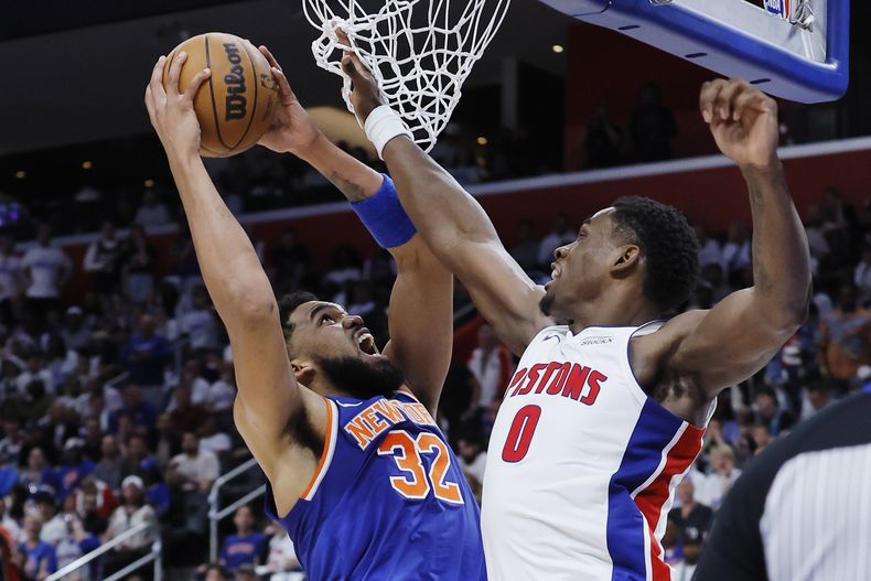 El pívot de los Knicks de Nueva York Karl-Anthony Towns salta para encestar frente al pívot de los Pistons de Detroit Jalen Duran en el juego 3 de la serie de primera ronda de la postemporada el jueves 24 de abril del 2025. (AP Foto/Duane Burleson)