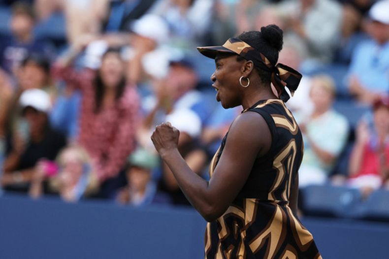 Venus Williams, de los Estados Unidos, reacciona junto a su pareja Leylah Fernandez, de Canadá, durante un partido de dobles de tercera ronda del campeonato de tenis U.S. Open, el lunes 1 de septiembre de 2025, en Nueva York. (AP Foto/Heather Khalifa)