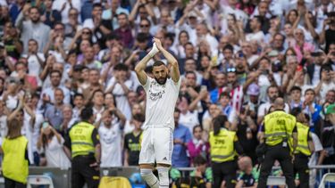Karim Benzema del Real Madrid aplaude a la afición durante el partido contra el Athletic Bilbao en la Liga española, el domingo 4 de junio de 2023, en Madrid. (AP Foto/Bernat Armangue)