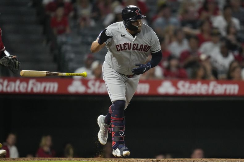 Josh Naylor, bateador designado de los Guardianes de Cleveland, corre tras conectar un sencillo en el encuentro del viernes 8 de septiembre de 2023, ante los Angelinos de Los Ángeles (AP Foto/Ashley Landis)