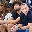 El entrenador de los Raptors de Toronto Darko Rajakovic junto a las selecciones de Draft del equipo Allen Graves y Jaden Bradley en el encuentro del Tempo de Toronto y Mercury de Phoenix se la WNBA el sábado 27 de junio del 2026. (Sammy Kogan/The Canadian Press via AP)