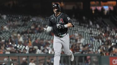 Randal Grichuk, de los Diamondbacks de Arizona, festeja luego de pegar un jonrón ante los Gigantes de San Francisco, el martes 3 de septiembre de 2024 (AP Foto/Jeff Chiu)
