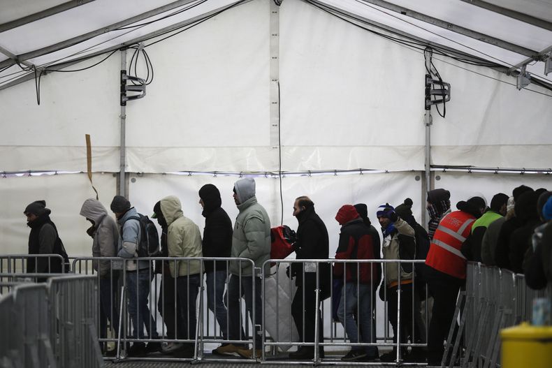 Migrantes y refugiados en un centro de acoplo en Berlín, Alemania, el 4 de enero del 2016. (AP foto/Markus Schreiber)