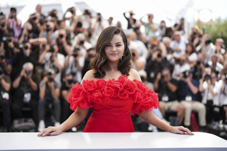 Selena Gomez posa en una sesión de la película Emilia Perez en la 77a edición del Festival de Cine de Cannes, en Francia el domingo 19 de mayo de 2024. (Foto Scott A Garfitt/Invision/AP)
