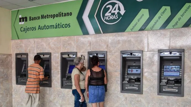 los cubanos podran extraer dolares de sus cuentas solo si el banco tiene efectivo