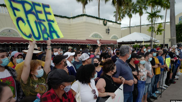 en la calle ocho de miami, la comunidad cubana se manifiesta a favor del movimiento san isidro