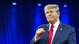El aspirante a la candidatura republicana a la presidencia y expresidente Donald Trump hace un gesto a su salida de la conferencia conservadora CPAC 2024 en National Harbor, en Oxon Hill, Maryland, el sábado 24 de febrero de 2024. (AP Foto/Alex Brandon)