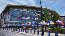 Una imagen del exterior del Foro Fiserv, donde se realizará la Convención Nacional Republicana 2024, el domingo 14 de julio de 2024, en Milwaukee. (AP Foto/Paul Sancya)