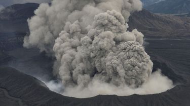 americateve | En esta imagen tomada el 26 de novieembre de 2014, una densa columna de humo sale del cr&aacute;ter del volc&aacute;n monte Aso, en la prefectura de Kumamoto, en el sur de la principal isla de Jap&oacute;n, Kyushu. (Foto AP/Kyodo News) JAPAN OUT, MANDATOR
