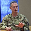 ARCHIVO - El entonces teniente general Alexus Grynkewich, al frente de la unidad aérea del Mando Central de Estados Unidos, habla en conferencia de prensa en la Embajada de Estados Unidos en Abu Dabi, Emiratos Árabes Unidos, el 20 de septiembre de 2023. (AP Foto/Jon Gambrell, archivo)