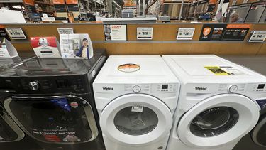 Lavadoras y secadoras en una tienda minorista de Vernon Hills, Illinois, el jueves 7 de agosto de 2025. (AP Foto/Nam Y. Huh)