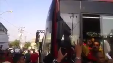 le pegan un mangazo a maduro y regala una casa (video)