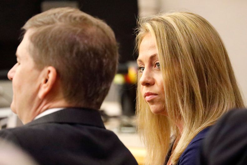 ARCHIVO - La agente de policía de Dallas despedida, Amber Guyger, mira a su abogado antes de la audiencia en su juicio por asesinato en Dallas, el 25 de septiembre de 2019. (Tom Fox/The Dallas Morning News vía AP, Pool, archivo)