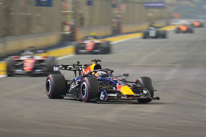 El piloto holandés de Red Bull Max Verstappen maneja durante el Gran Premio de Fórmula 1 de Singapur en Singapur, el domingo 11 de octubre de 2026. (AP Foto/Vincent Thian)