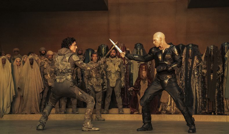En esta imagen proporcionda por Warner Bros. Pictures, Timothee Chalamet, frente a la izquierda, y Austin Butler en una escena de Dune: Part Two. (Warner Bros. Pictures vía AP)
