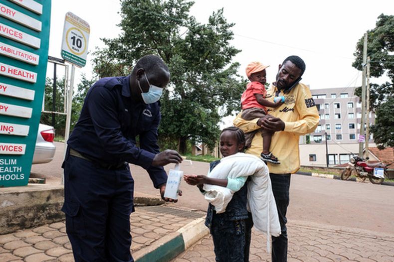 Una niña se desinfecta las manos frente al Hospital Musulmán de Kibuli, el sábado 16 de mayo de 2026, en Kampala, Uganda. (AP Foto/Hajarah Nalwadda)