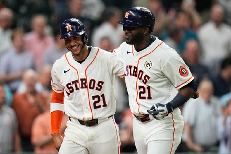 El bateador designado de los Astros de Houston, Yordan Álvarez (derecha), celebra con Jeremy Peña tras conectar un jonrón durante la quinta entrada de un partido de béisbol contra los Reales de Kansas City en Houston, el martes 15 de septiembre de 2026. (Foto AP/Ashley Landis)