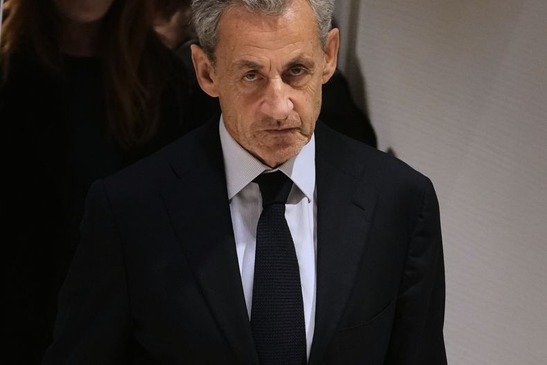 El expresidente francés Nicolas Sarkozy saliendo del tribunal en París el 25 de septiembre del 2025. (AP foto/Christophe Ena)