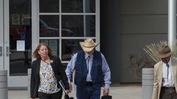 George Alan Kelly sale del tribunal del condado Santa Cruz acompañado de su abogada Kathy Lowthorp después del primer día de su juicio en la Corte superior del condado Santa Cruz, el viernes 22 de marzo de 2024, en Nogales, Arizona. (Angela Gervasi/Nogales International, vía AP, Archivo)