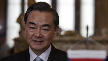 americateve | El ministro de Relaciones Exteriores de China, Wang Yi, durante una visita oficial a Cuba, el domingo 20 de abril de 2014. El canciller chino lleg&oacute; el lunes a Venezuela para reunirse con su par venezolano, El&iacute;as Jaua. (Foto AP/Franklin Reyes